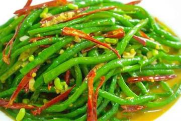 這盤豆角每天一頓也不膩，不炒不用燉，香辣脆爽，兩手一撕就搞定