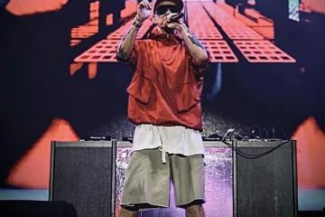 大S成功打造具俊曄,55歲的他秒變帥哥,和楊千霈合影顯年輕