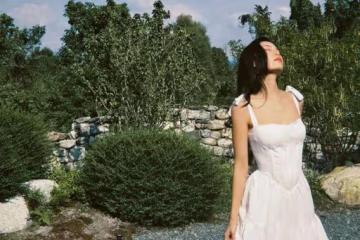 在墓地拍婚紗照？高以翔女友被質疑，引起Godfrey粉絲的不滿