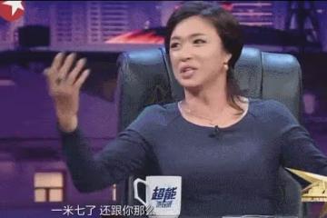 嘴對嘴接吻,當眾強吻30歲女兒,沒邊界感的明星父母有多離譜?