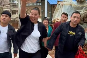 東北雨姐準備復出，夫妻低調打車出行，老蒯在飯店裡神情緊張