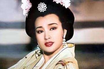 劉曉慶度假照流出！機場和小鮮肉依偎在一起，73歲身材仍如少女