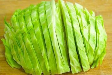 包菜炒粉條怎樣做才好吃?技巧全在這裡,難怪以前炒的粉條老粘鍋
