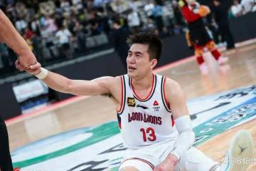 淚目！郭艾倫爆砍25分淚灑賽場：他們都說我打不了了，我還能打球！