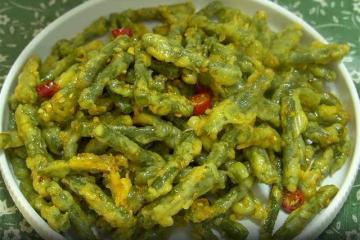 豆角里加點麵粉，不炒也不燉，往大鍋里一倒，上桌就光碟，解饞