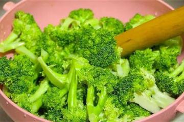西蘭花想炒的好吃,就怕直接炒和焯水,教你一招,營養一點不流失