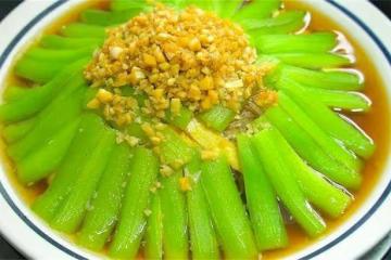 秋天我家常吃絲瓜,不炒不燒湯,口感滑嫩,蒜香濃郁,上桌就光碟