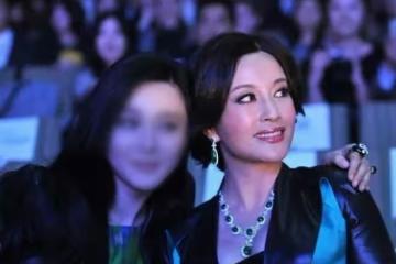上海活動，鞏俐這一笑，我才發現：她已走上了女演員的另一條大路