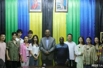 周雨彤又作妖！嫌棄坦尚尼亞酒店不幹凈，夜市美食寧願喂貓都不吃