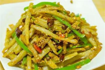 湖北特色美食「干煸藕絲」做法,出鍋香辣酥脆,好吃下飯超過癮