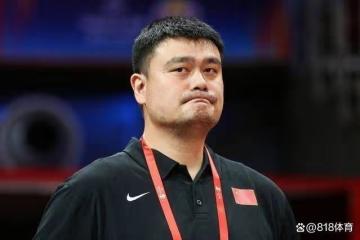 無官一身輕!姚明參觀上海進博會車展,鬍子颳得乾淨和領導談笑風生