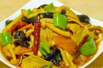 我家隔三差五就吃這盤豆腐皮,成本便宜做法簡單,綿軟鮮香又開胃