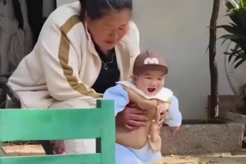 大衣嫂帶孫子又髒又亂,被嘲笑不會帶孩子,邋遢形象惹爭議