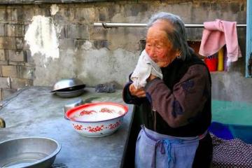 養了哥哥又供弟弟, 這麼多年, 母親真是看不得我好!