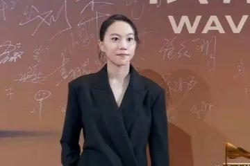 竇靖童復刻了王菲20年前的盤發造型，一出場就吸引了人的目光，真不愧是母女倆