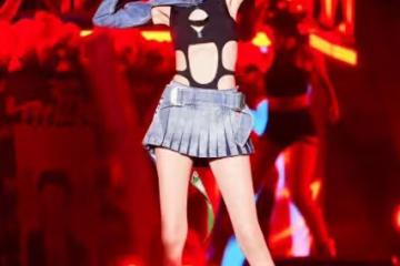 奔五長這樣! 謝金燕開唱「上身衣服全是洞」長腿美到噴鼻血