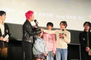 鄧超一家四口罕見同框!13歲等等愛豆范十足,10歲小花女大十八變