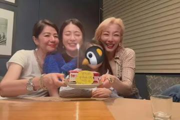 從八卦記者到身價500億富豪，被大劉捧在手心裡，卻獨愛針織