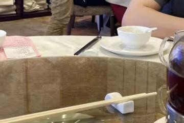 63歲苗僑偉移居國外，與朋友聚餐被偶遇，網友爆料其在當地開餐廳