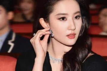 劉亦菲穿深V衣裙露出事業線！她美若天仙性感撩人