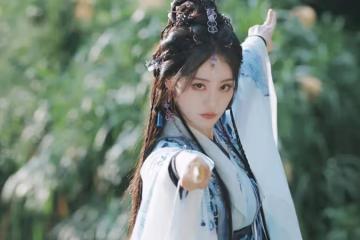 曾拒絕於正卻演新劇女二圈粉！祝緒丹昔日美圖性感撩人