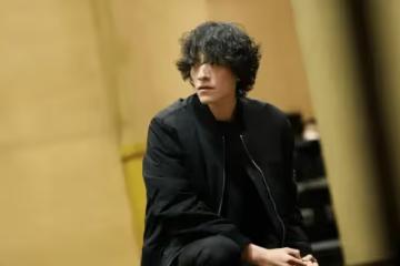 知名男藝人成功入編,與馮遠征成同事,曾被質疑靠母親走關係