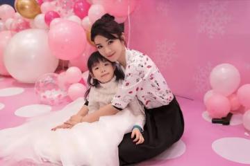黃奕曬與女兒合照引熱議，網友評價兩極分化，母女情深成亮點