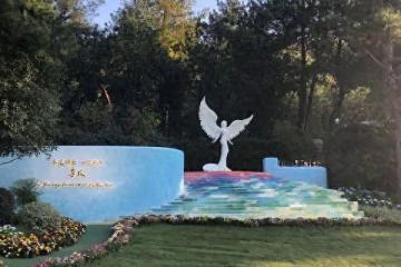 李玟墓園驚傳「雜草叢生」！　彩虹階梯不見了…歌迷現場目擊片曝