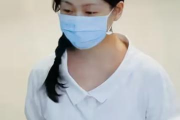 汪小菲後悔不?47歲大S近照 穿白色襯衫略顯富態,扎麻花辮似女學生