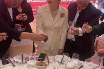 宗馥莉現身娃哈哈年度大會！點頭哈腰挨個敬酒，被網友吐槽太邋遢