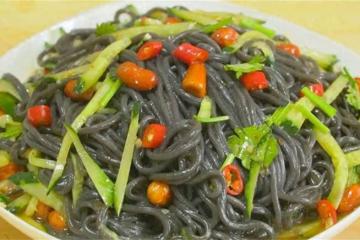 秋冬吃飯沒胃口,我家常做這盤菜,香辣爽滑又開胃,比吃涼皮過癮