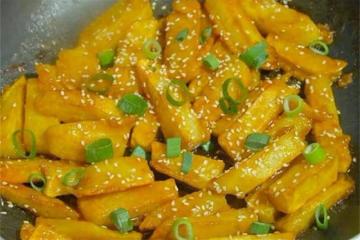 土豆這吃法真解饞，不炒不用燉，一次做2種口味，沒肉吃著也很香