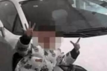 8歲女童開心摸藍寶堅尼超跑,卻被店員罵:「妳賠不起!」媽媽怒嗆:「你跪下我買2輛」!