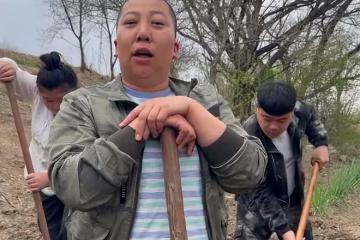 東北雨姐小院雜草叢生，院內小狗瘦成皮包骨，大鐵門上爬滿南瓜藤