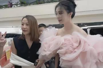 范冰冰好悽慘？街頭被偶遇，穿3年前小白鞋路邊打車，低調又普通