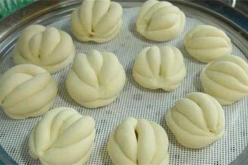 孩子點名要吃小饅頭,雙手一搓、筷子一壓就搞定,個個鬆軟有嚼勁
