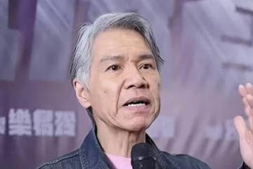 香港知名男星復出拍劇，滿頭白髮顯滄桑，舉家移民加拿大買湖景房