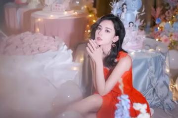 古力娜扎30歲生日現場照曝光，穿紅裙開心許願，笑靨如花仍如少女