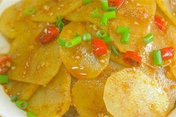 土豆這吃法秋冬才過癮，不炒不炸，麻辣爽口又下飯，比魚肉受歡迎
