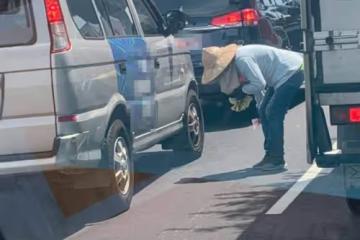 「90度鞠躬賣玉蘭花」婆婆烈日下被十幾台車拒絕!他心疼掏100元買,下秒景象超衝擊
