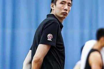 怒了!江蘇追分時刻被連吹掉兩個2+1,易立怒罵+沖向裁判被吹2T驅逐