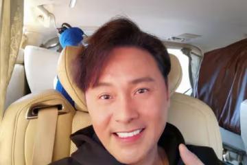 TVB不老男神內地被偶遇！被中年女性圍堵，合照時各種親密動作