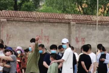 郭德綱做核酸被偶遇！王惠穿睡衣太接地氣，7歲郭汾瑒胖到不敢認