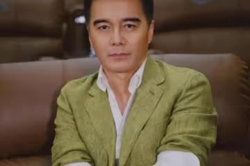 許亞軍：8歲出道娶了4位妻子，個個美若天仙，如今60歲仍被稱男神