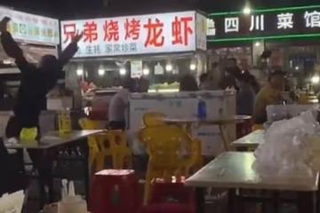 中1億頭獎!烤魷魚老闆嗨到「砸店」客人全傻眼!夜市證實了