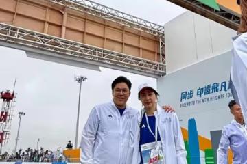 郭晶晶帶老公挑戰10公里跑步,夫妻並肩衝線,終點舉獎牌慶祝