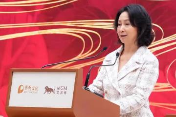 美高梅博物館開幕典禮：何超瓊站在獸首前講話，何超蓮閃亮登台