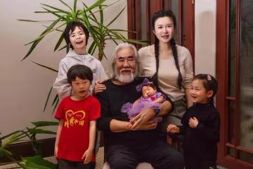 張紀中為四胎女兒辦滿月，全家福寓意美滿，42歲杜星霖扎麻花辮