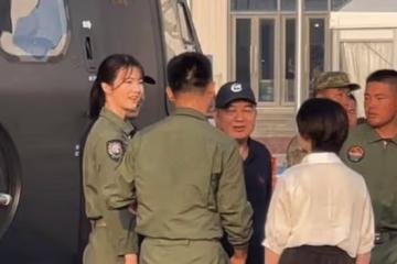 飛行員徐楓燦便裝吃飯被認出求合影！鄰家妹妹穿軍裝又美又颯