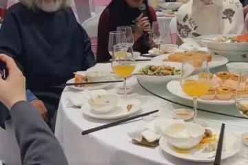 張紀中直播小女兒滿月宴，圈中好友少有捧場，菜品簡單被指寒酸